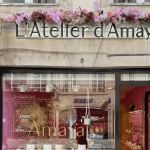 Enseigne rétro-éclairée allumée sur une devanture élégante