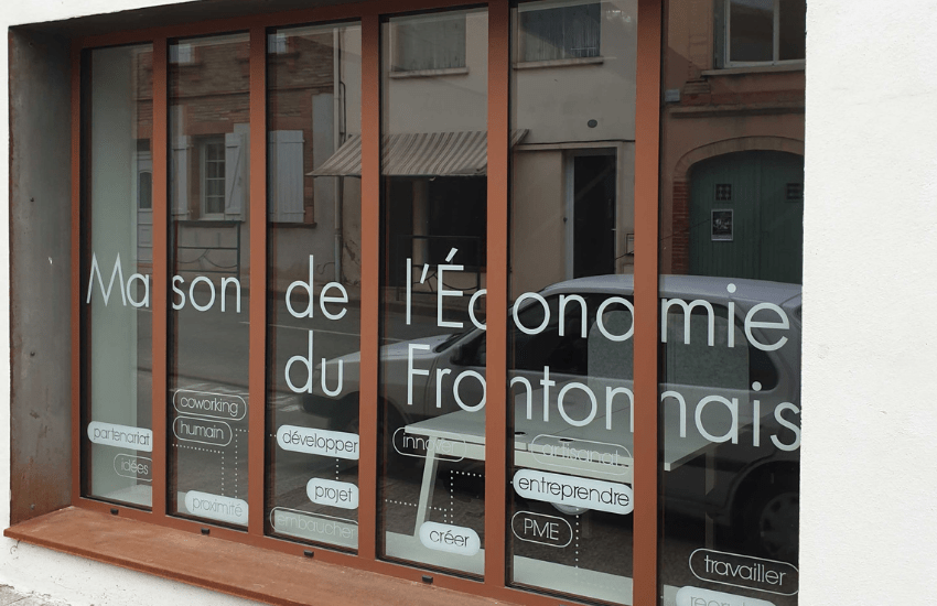 Lettrage adhésif sur la devanture de la maison de l'économie