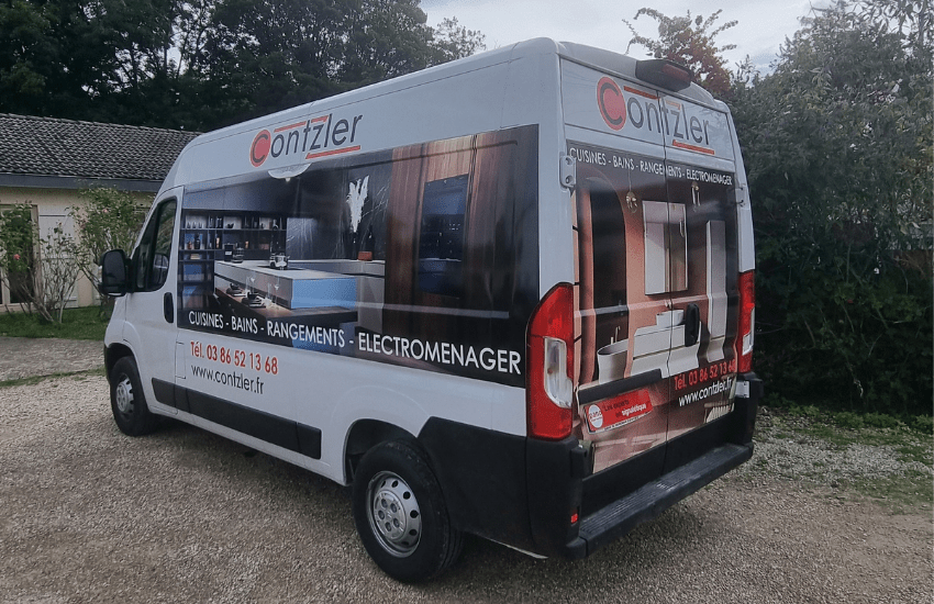 Photo d'un utilitaire avec flocage côté et arrière