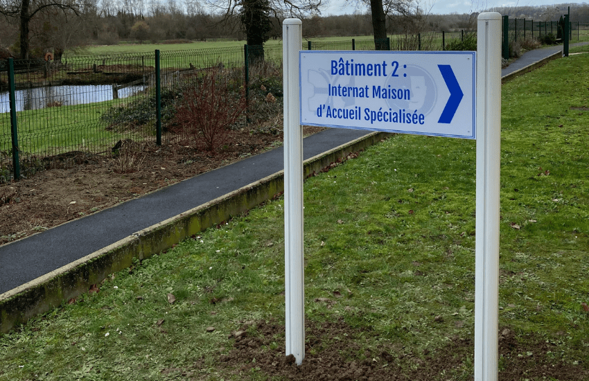 Photo d'un panneau bi-mât extérieur