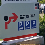 Photo d'un panneau directionnel sur bord de route