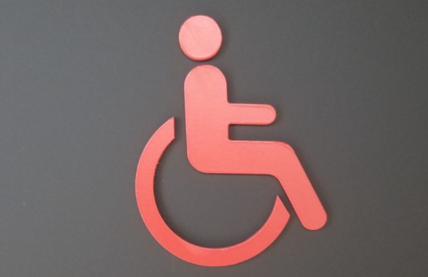 Photo d'une signalétique murale avec fauteuil roulant
