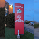 Photo d'un totem publicitaire