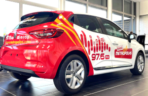 Covering voiture rouge et blanc.